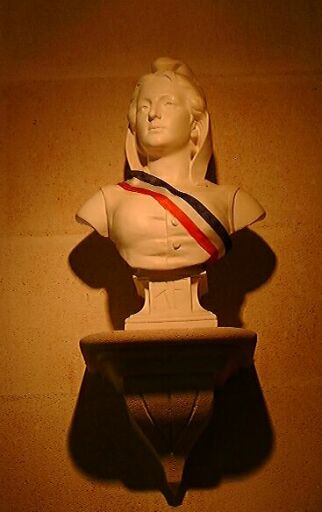 Vue de face du buste d'Emile Fernand-Dubois, acheté lors de l'agrandissement de la mairie, placé dans la nouvelle grande salle de la mairie, sur un socle.