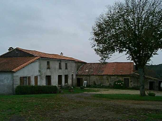 Logis, vue prise de l'ouest.