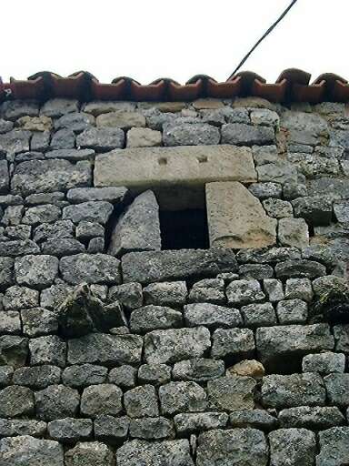 Bâtiment construit contre l'ancienne chapelle, élévation est, détail d'une baie avec un linteau de réemploi.