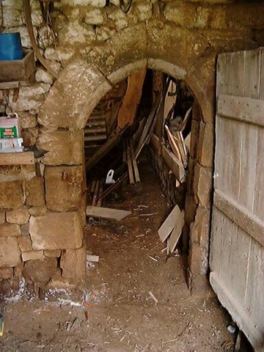 Chapelle ou ancien logis, intérieur, porte en arc brisé actuellement à l'intérieur.