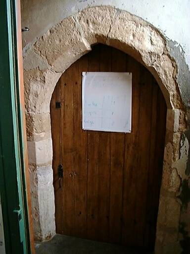 Logis, intérieur, porte en arc brisé donnant accès à l'ancien logis dans l'aile nord.