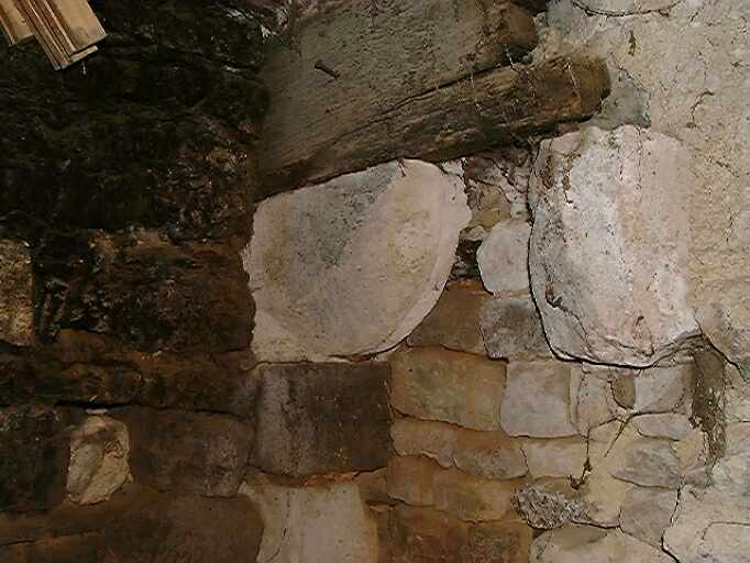 Ancien logis, intérieur, vestige du jambage droit d'une cheminée, détail du corbeau chanfreiné portant la hotte.