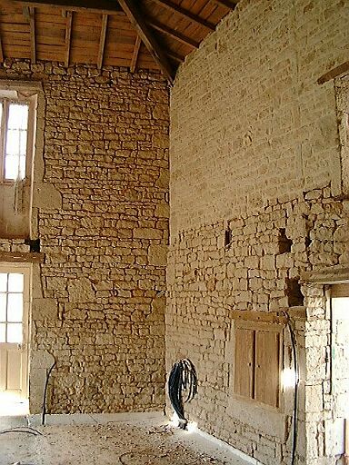 Logis, intérieur, vue de l'angle après suppression de l'escalier.