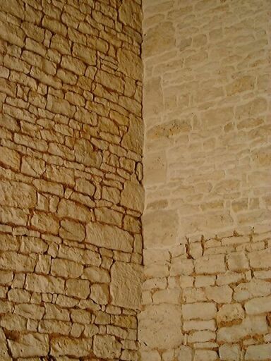 Logis, intérieur, vue de l'angle après suppression de l'escalier, détail du collage des murs.