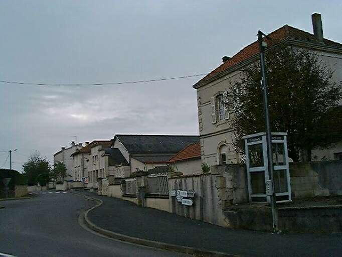 Vue d'ensemble des bâtiments publiques du village, prise du nord-est.