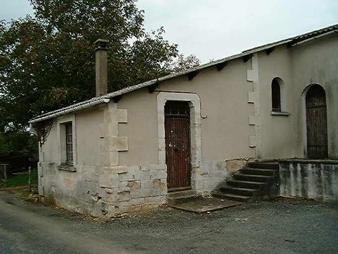 Salle de réflexion (sacristie) attenant à l'église, prise du sud.