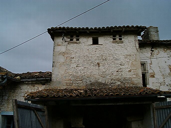 Logis, élévation antérieure est, détail de l'avant-corps avec trous de pigeons.