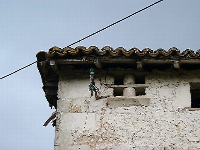 Logis, élévation antérieure est, l'avant-corps, détail des trous de pigeons à gauche.