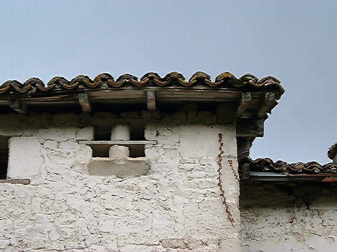 Logis, élévation antérieure est, l'avant-corps, détail des trous de pigeons à droite.
