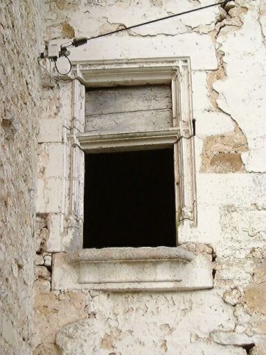 Logis, élévation antérieure est, corps de logis, étage, fenêtre à traverse.