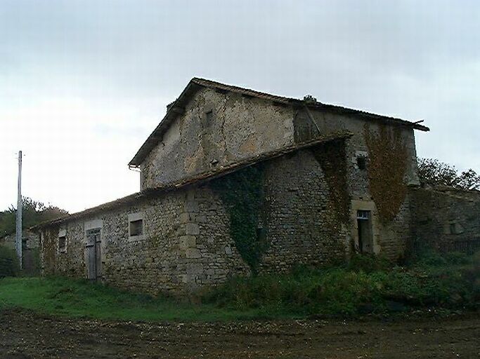 Logis et écurie accolée, vue prise du nord.