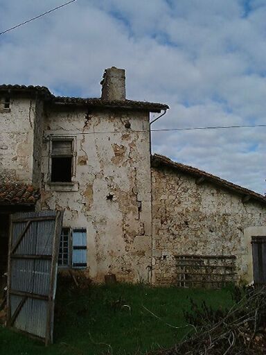 Logis, élévation antérieure est, corps de logis et écurie accolée, vue prise de l'est.