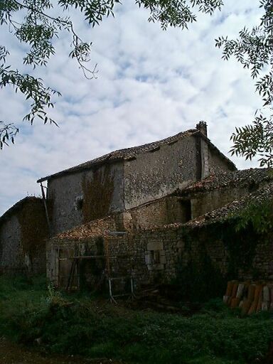 Logis et dépendances accolées, vue prise de l'ouest.