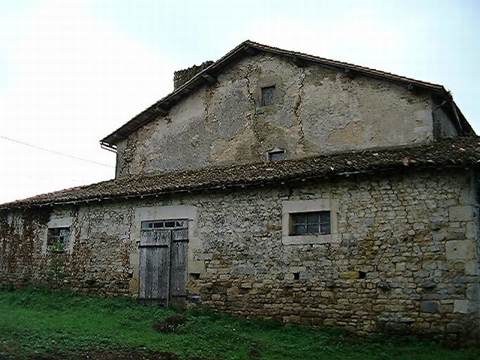 Logis, élévation nord, corps de logis et écurie accolée, vue prise du nord.