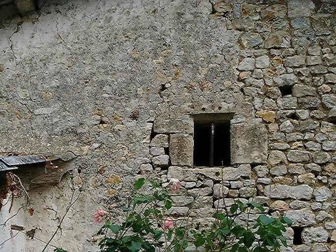 Second logis accolé au logis principal, élévation antérieure sud, détail de la baie chanfreinée du surcroît.