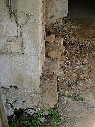 Logis, élévation antérieure est, avant-corps, détail de la semelle de gauche.