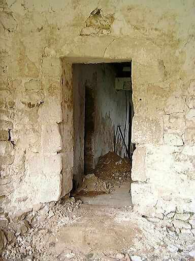 Logis, élévation antérieure est, avant-corps, porte d'accès au logis principal.