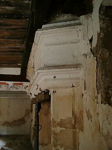 Logis principal, intérieur, rez-de-chaussée, cheminée, profil de droite.