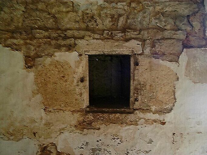 Logis principal, intérieur, rez-de-chaussée, mur ouest, niche, mentionnée en 1771 à proximité de l'escalier en pierre.