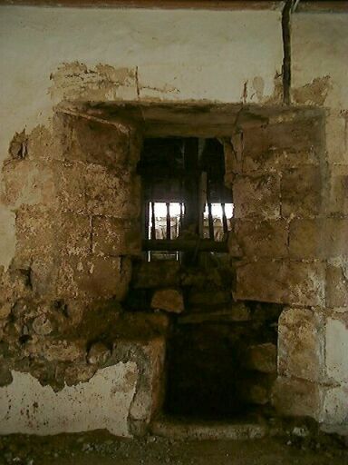 Logis principal, intérieur, rez-de-chaussée, mur nord, vestiges de la fenêtre à coussiège donnant sur l'écurie.