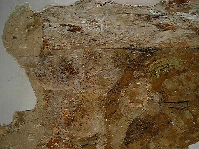 Logis du fermier accolé au sud, chambre principale, porte murée au nord, détail du corbeau de gauche.