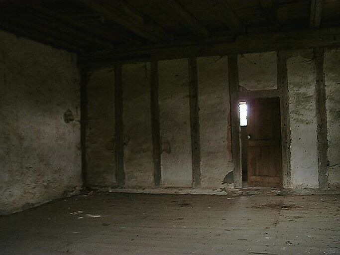 Logis principal, étage, cloison de bousillis (torchis).