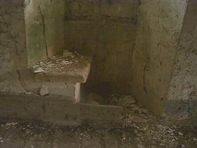 Logis principal, étage, salle, fenêtre à coussiège au nord.