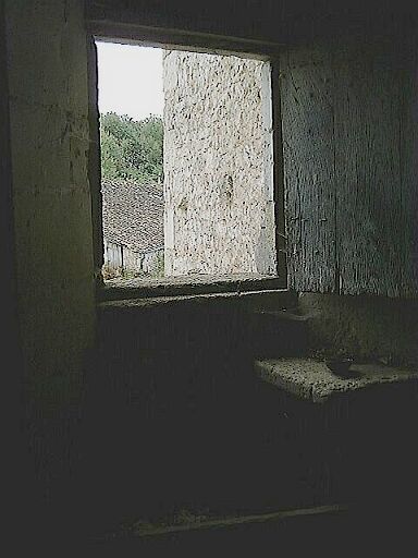 Logis principal, étage, salle, fenêtre à coussiège à l'est.