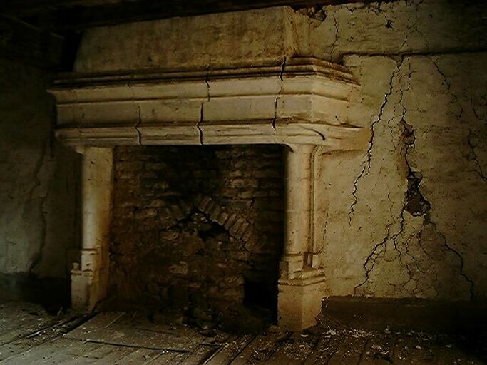 Logis principal, étage, salle, cheminée, vue d'ensemble.