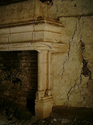 Logis principal, étage, salle, cheminée, détail du jambage de droite.