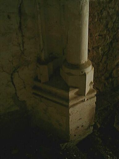 Logis principal, étage, salle, cheminée, jambage de droite, détail du pied.