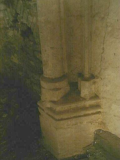 Logis principal, étage, salle, cheminée, jambage de droite, détail extérieur du pied.