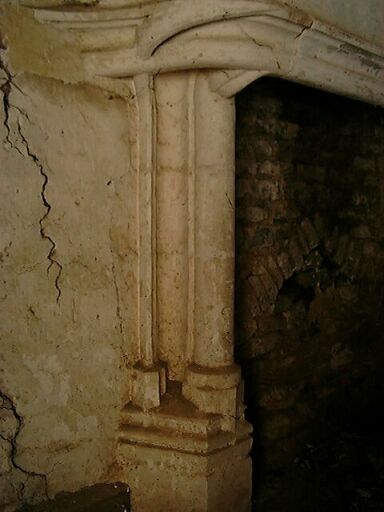 Logis principal, étage, salle, cheminée, jambage de gauche.