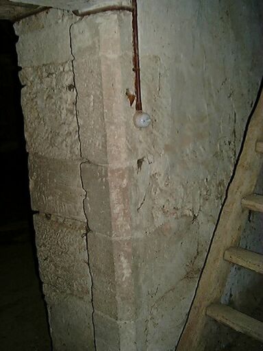 Logis principal, étage, salle, encadrement chanfreiné de la porte de communication avec le logis accolé et échelle d'accès au grenier.