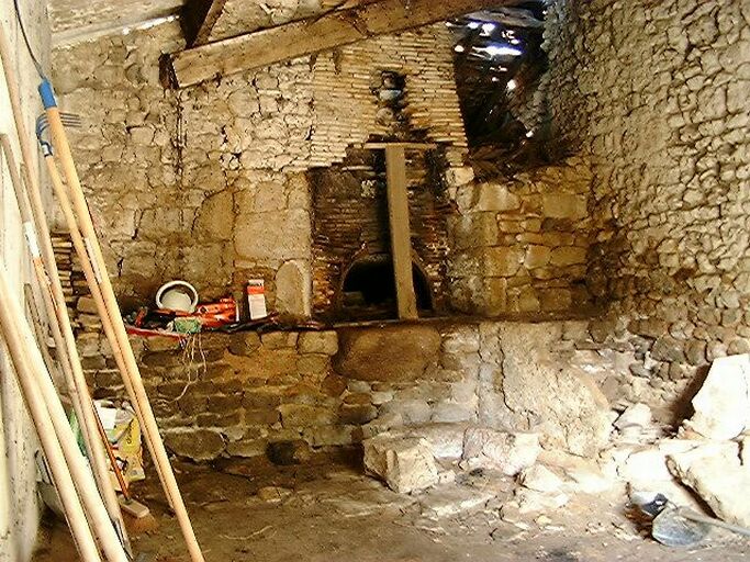 Fournil accolé au sud au logis du fermier, intérieur, vue vers la gueule du four et les vestiges des maçonneries de la buanderie.
