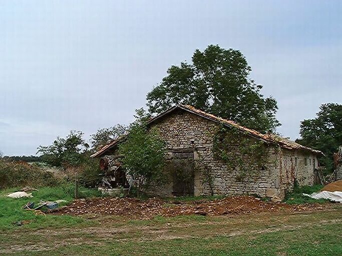 Dépendances, puits et toit à cochon au sud-ouest des logis, vue prise du sud.