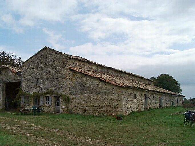 Dépendances, logement-grange-étable-hangar, vue prise de l'ouest.