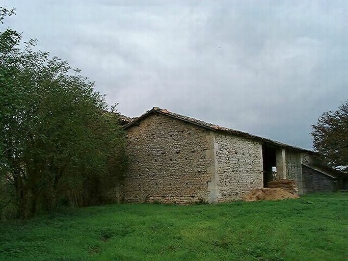 Dépendances, hangar accolé au bâtiment logement-grange, vue prise de l'est.