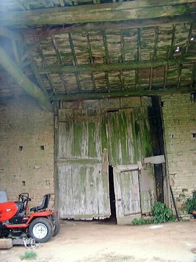 Dépendances, hangar accolé au bâtiment logement-grange, porte d'accès à la grange sous le hangar.