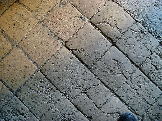 Fournil, intérieur, sol dallé de carreaux en terre cuite.