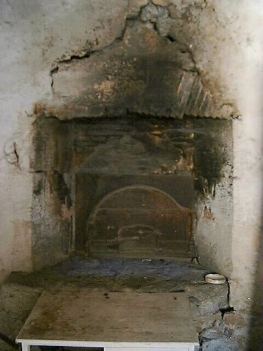 Fournil au bout sud de la porcherie, intérieur, entrée du four.
