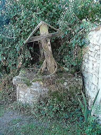 Puits sur un chemin rural à Beaussais, au village de la Cholerie.