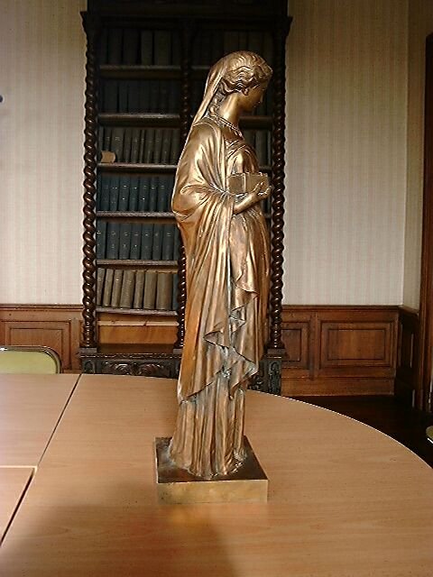 Vue du profil droit.