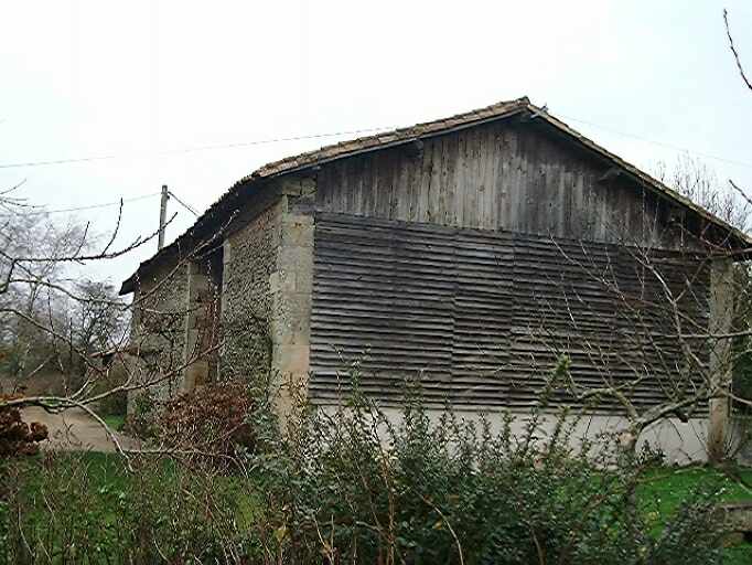 Dépendances, grange-hangar, élévation est en lattis de châtaigner de la partie hangar.