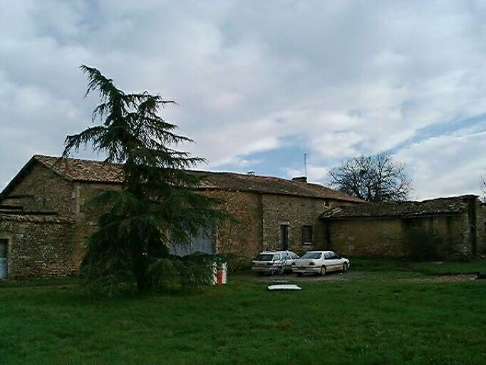 Logis et dépendances, vue prise du nord-ouest.