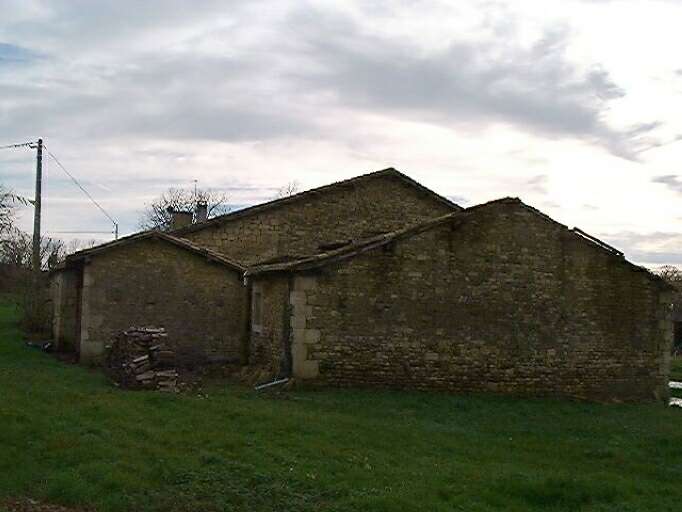 Logis et dépendances, vue prise du nord.