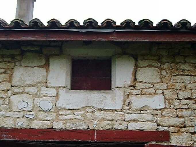 Logis, élévation est, détail de la baie chanfreinée du comble à surcroît.