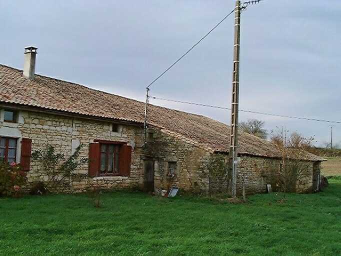 Logis et dépendances, élévation est, vue prise du sud-est.