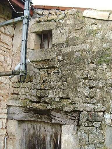 Dépendances, élévation est, ancien four (?), détail de la baie chanfreinée du surcroît.