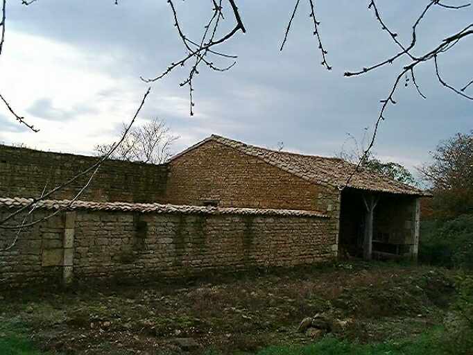 Dépendances au nord-ouest, vue prise du nord-est.